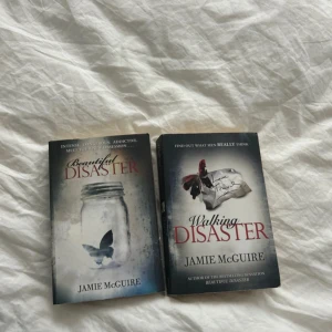 Beautiful Disaster & Walking Disaster - Två populära böcker av Jamie McGuire med snygga omslag och lockande titlar. Perfekt för dig som gillar intensiva och känslosamma berättelser om relationer och passion. Passar unga vuxna som vill ha spänning och romantik i bokhyllan.