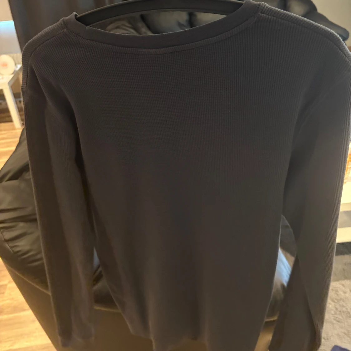 Svart ribbad långärmad tröja  - 1