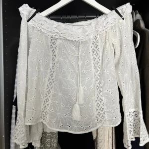 Vit offshoulder blus med spetsdetaljer - Superfin vit offshoulder blus med broderade blommor och spetsdetaljer vid ärmslut och halsringning. Hjälper att sälja från en vän!! Ej använd och köpt från shein!💖