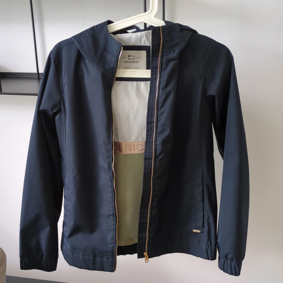 Mörkblå vindjacka från Woolrich