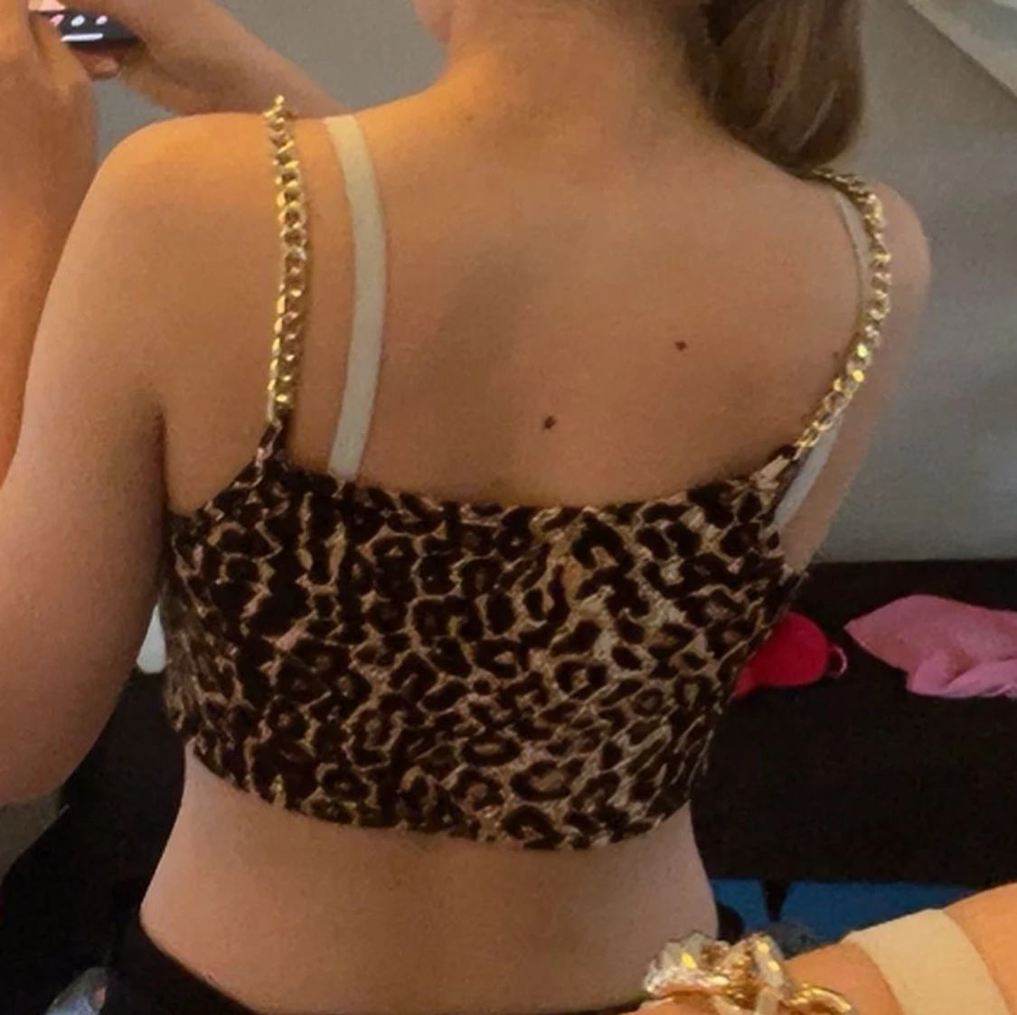 Leopardmönstrad croppad topp med kedjor - 1