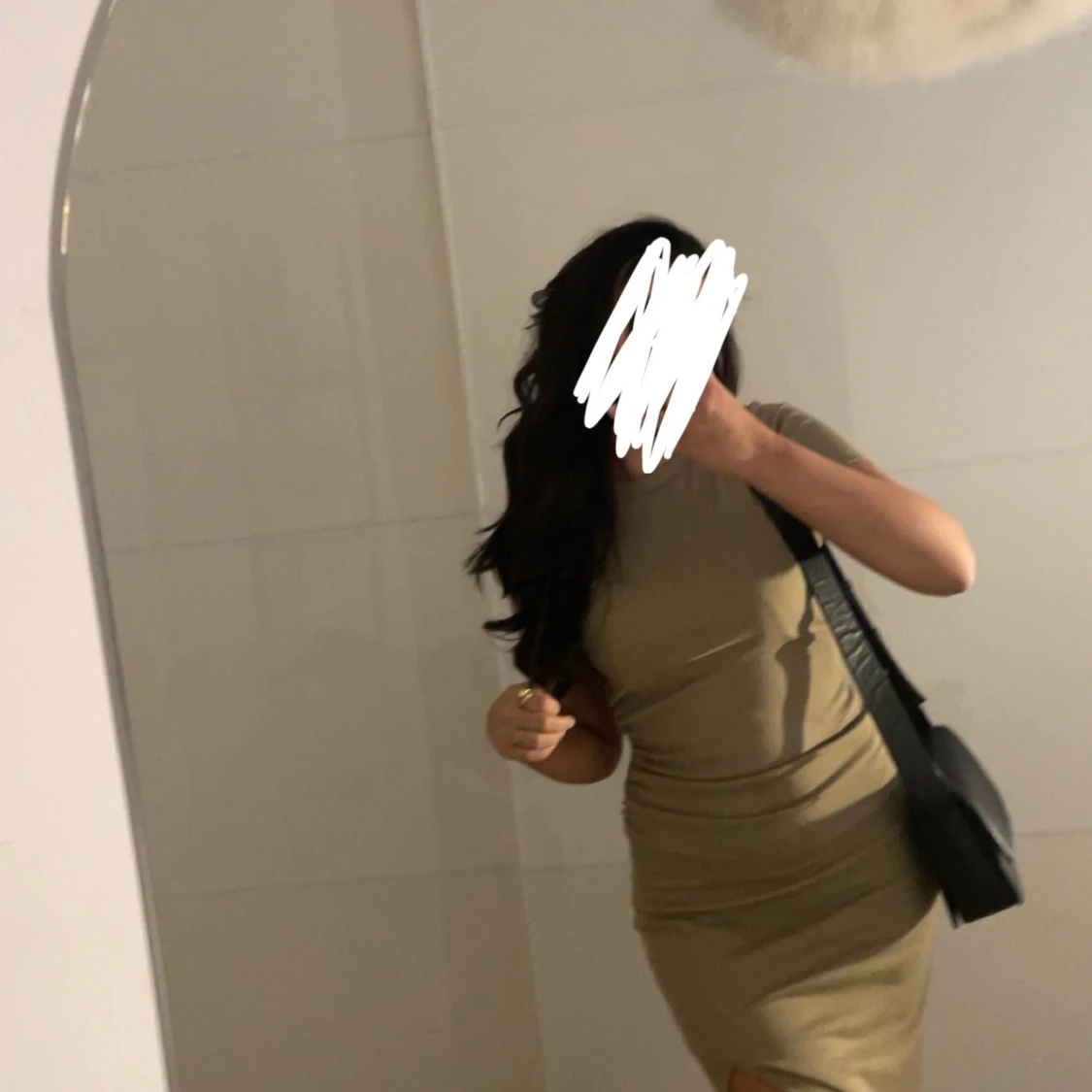 Beige tight långklänning med slits - 1