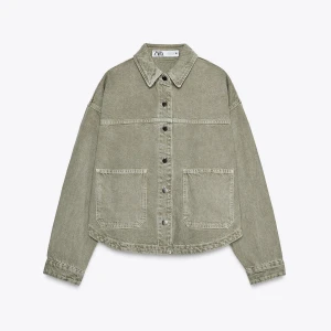 Grön demin jacka från Zara  - Ass fin grön demin jacka från Zara ca andvänd Max 4 gånger för storleken va för liten. Perfekt till höst❤️❤️