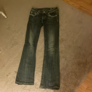 Miss Me jeans - Miss Me jeans i storlek 23 i midja. Jag är 160cm lång och längden passar mig perfekt! Jag säljer de för att de är för små i midjan för mig!💗