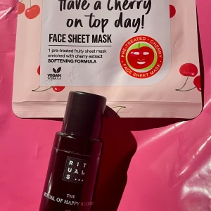 *NY*Paket Face sheet mask med körsbär & Rituals Happy buddha balsam - Säljer en fruktig face sheet mask, 20 ml, med körsbärsextrakt från Sence, vegansk formula, samt en miniflaska The Ritual of Happy Buddha balsam med sweet orange & cedarwood från Rituals, 30 ml.