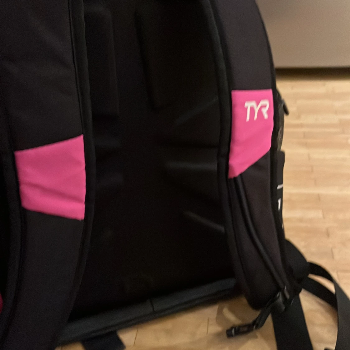 Svart och rosa ryggsäck från TYR - 3