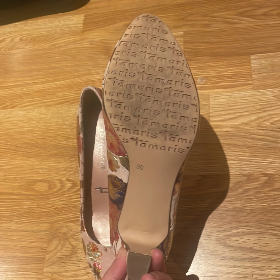 Blommiga pumps från Tamaris - 2