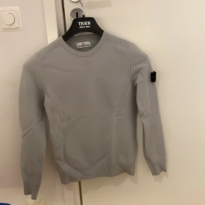 Ljusgrön stickad tröja från Stone Island - Säljer denna ljusgröna stickade Stone Island tröjan i storlek ungefär 160. Tröjan är i bra skick och köpt på NK här i Stockholm. Jag säljer denna tröja då jag växt ur den, har ni frågor angående pris eller annat är det bara att skriva :)