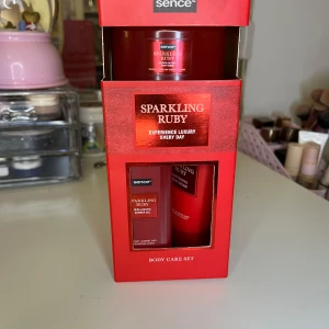 Sparkling Ruby Body Care Set från Sence - Lyxigt body care set från Sence i en elegant röd förpackning. Innehåller produkter med doften Sparkling Ruby för en uppfriskande och lyxig känsla varje dag. Perfekt som present eller för egen njutning.