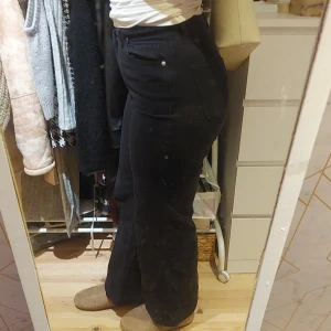 Svarta byxor - Snygga svarta byxor med mellan midja. Aldrig använda. Passar både 38 och 36. Skriv vid frågor eller diskussion av pris! 