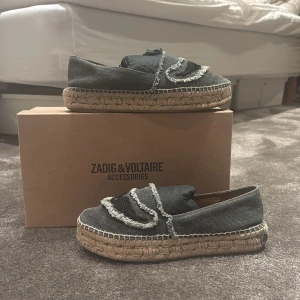 Zadig espadrillios  - Säljer ett par jättegina skor som passar perfekt till i sommar . Är i storlek 37 . Jättebra skick doxk är det lite smutsiga på hällarna se bild 2 . Kartong och totebag med kommer