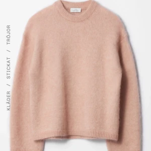 Stickad tröja  - Säljer denna suuuuuperfinq stickade tröja, nypris 1090kr!!!❤️❤️❤️ knappt använd, lägg prisförslag ❤️❤️perfekt till våren och sommaren 