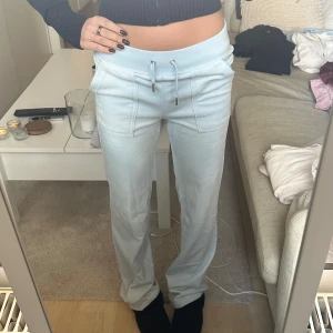 Ljusblåa juicy couture byxor  - Superfina juicy couture byxor i storlek xxs men passar xs också. Används hemma fåtal gånger