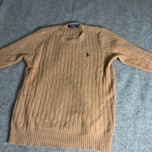 Ralph lauren kabelstickad  - Riktigt fin, köpt på zalando. Fraktas snabbt.
