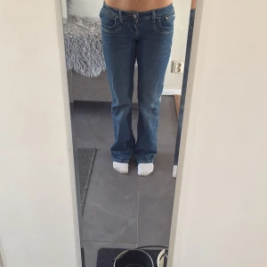 Ltb jeans - Säljer mina snygga blå Ltb jeans pågrund av att dom inte kommer lika mycket till andvändning. Jätte bra skick! Dom är insydda vid midjan, men det går enkelt att ta bort☺️