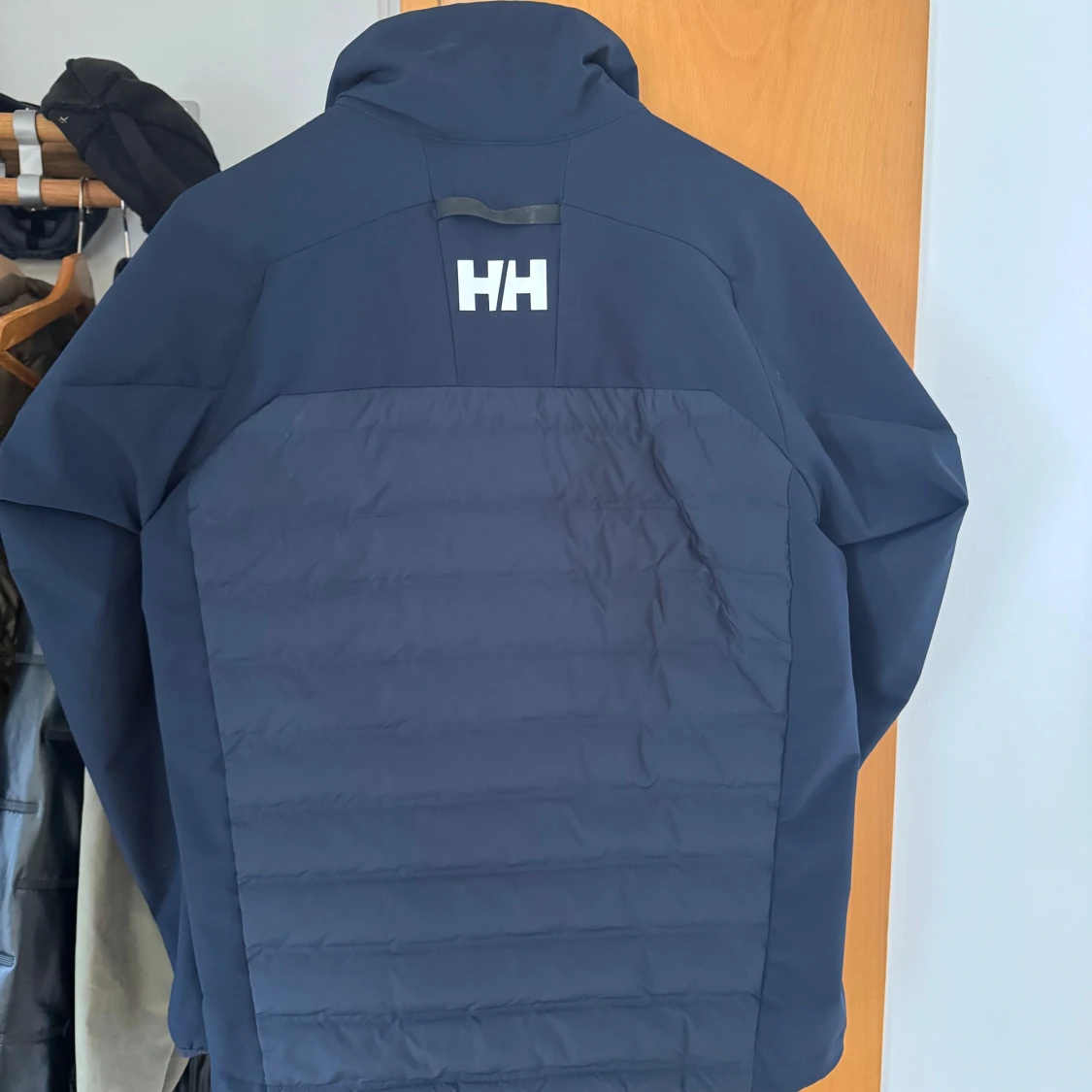 Mörkblå jacka från Helly Hansen - 2
