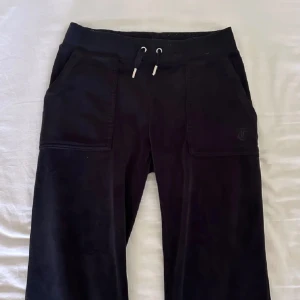 svarta juicy couture byxor - säljer mina svarta juicy byxor , pris kan diskuteras vid snabb affär!💗