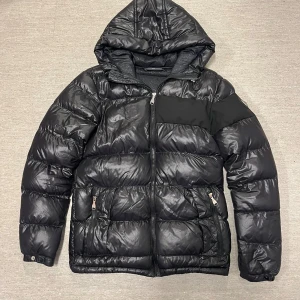 Alessandro Zavetti Jacka - Säljer en snygg Pufferjacket ifrån märket Alessandro Zavetti. Den är perfekt nu inför kallare vår. Storlek S, nypris 1249kr. Hör av er vid funderingar så löser vi en bra deal. PRISET ÄR HUGGET I STEN. 