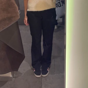 Svarta kostymbyxor - Snygga svarta kostymbyxor med en rak passform. Perfekta för en avslappnad stil. De har en lowwaist design och är gjorda i ett bekvämt material.