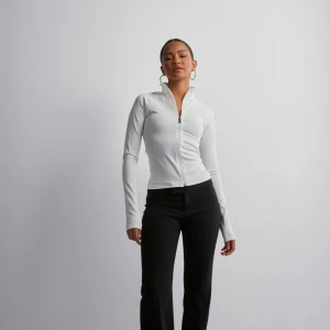 Träningsjacka med zip🤍 - Jättefin träningsjacka med zip från Nelly🤍 Endast testad hemma så som ny! Storlek S, samma som modellen bär🤍