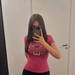 Kenzo T-shirt  - Använd fåtal gånger, i mycket bra skick. Storlek XS. Otrolig färg på sommaren tillsammans med en tan!!