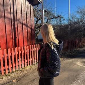 Zara jacka blå stl M herr modell  - Jättebra skick mörkblå jacka från Zara, herr modell stl M men jag har valt att använda den för mig. 163cm och har annars stl S men ville ha en stor over sized jacka ! Kan skicka samma dag, kan skicka fler bilder och sänka pris vid snabb affär