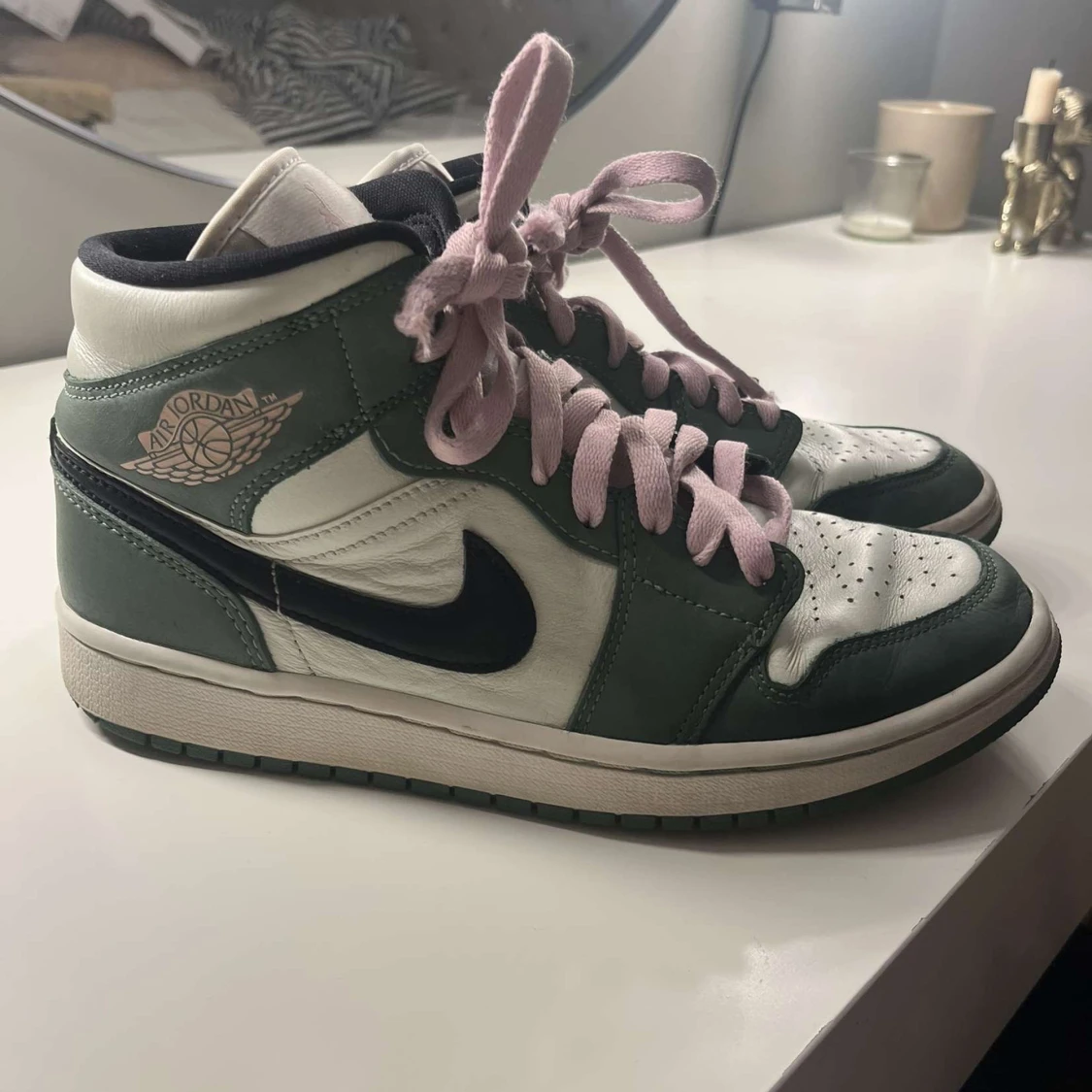 Nike Air Jordan 1 Mid SE i grönt och svart - 1