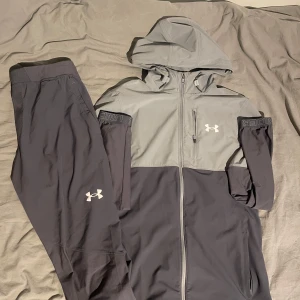 Under armour tracksuit - Den är i perfekt skick inga skador alls eller liknande, skriv privat för mer info storlek S