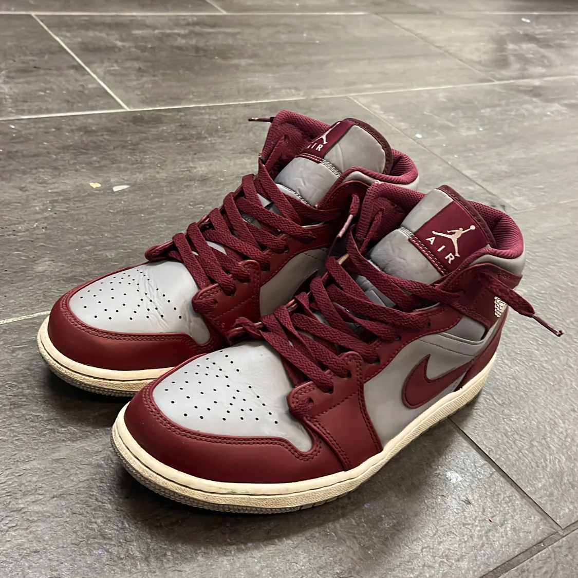 Nike Air Jordans i vinrött och grått