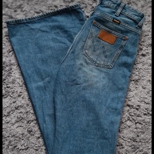 Wrangler - Midja: 36 Gren: 28 Lårbredd: 21 Innerbenslägnd: 80 Benvidd: 28