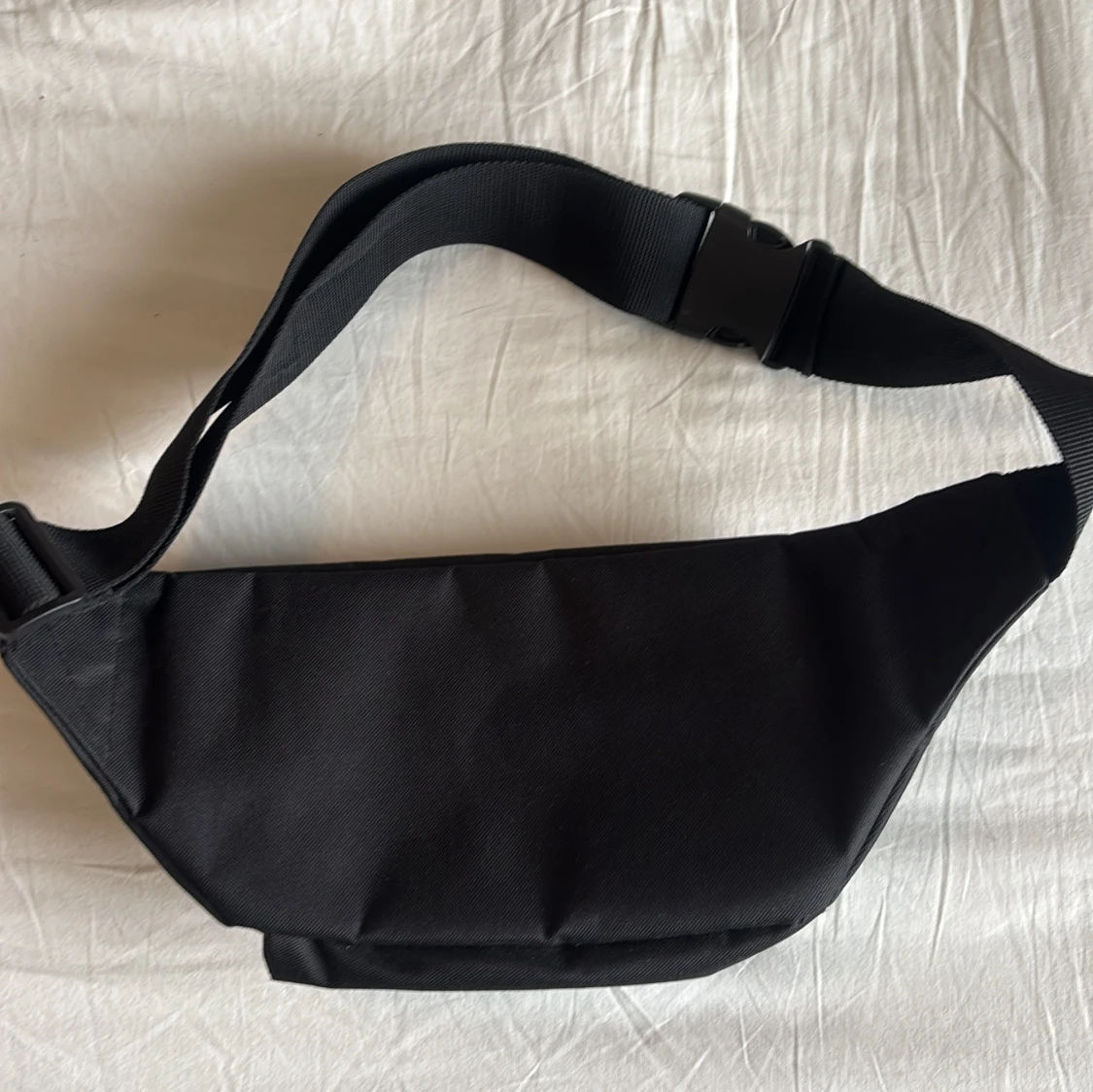 Svart Lyle&Scott  midjeväska med gul logotyp - 1