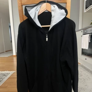 Kashmir hoodie - Jättefin 100% Kashmir hoodie för herr. Den har tyvärr ingen storlek på en lapp men det är ungefär L/XL. Helt oanvänd! 1600kr