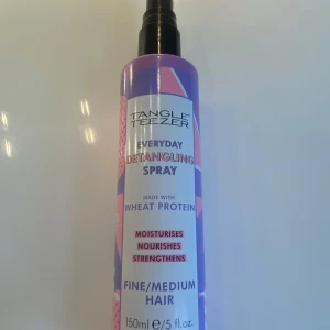 Everyday Detangling Spray från Tangle Teezer - Everyday Detangling Spray med vetegroddar för att återfukta, vårda och stärka håret. Perfekt för fint till medeltjockt hår. Innehåller 150 ml. Har bara andvänts någon gång, säljer för att ja inte gillade lukte(luktar bara tvål🤷‍♀️)🥰
