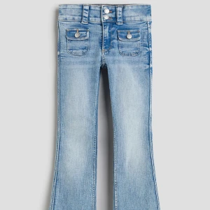 Blå bootcut jeans med fickdetaljer från hm - Fickor fram till Inga bakfickor Inga defekter Näst till oanvända  Storlek 170  Bootcut och low waist!OBS ONE OF A KIND GÅR EJ ATT KÖPA LÄNGRE.