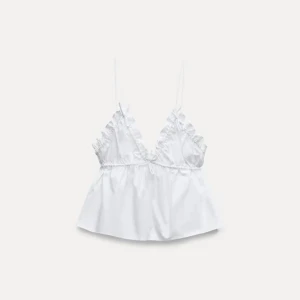 Vit zara topp - Jättefin och söt topp från zara!✨️ Storlek M men skulle säga att den passar xs-m. Nästintill oanvänd och perfekt nu till sommaren. Priset går att diskutera vid snabbt köpt och jag kan skicka fler bilder. Nypris 299kr