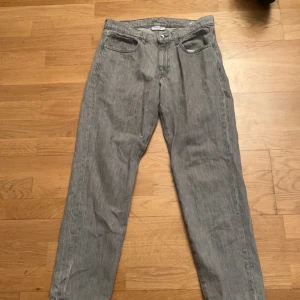 Grå jeansbyxor från Vailent - Snygga grå jeansbyxor från Vailent i storlek S. De har en klassisk femficksdesign och en rak passform. Perfekta för en avslappnad stil.