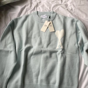 Ami pris sweater turkos - Ny Ami paris sweatshirt / sweater i färgen turkos. Hade pả mig en gäng och tyvärr den var for liten. Kommer med taggen och allting, om det behövs mer bilder skicka ett meddelande då. Priset kan diskuteras
