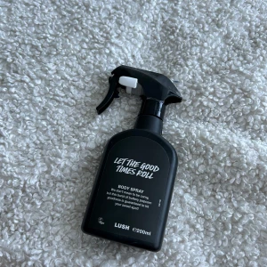 Let The Good Times Roll Body Spray från Lush - Säljer en 200 ml flaska av 'Let The Good Times Roll' body spray från Lush. Den har en söt och kryddig doft med inslag av popcorn. Perfekt för att fräscha upp både kropp och kläder med en långvarig doft. 90 % kvar av den, köptes i november! 