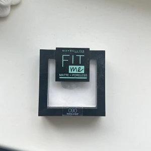 Maybelline Fit Me Matte + Poreless Puder - Maybelline Fit Me Matte + Poreless puder i nyansen 090 Translucent. Perfekt för att få en matt och jämn finish. Kompakt förpackning med spegel, idealisk för touch-ups under dagen. Nypris är 129kr