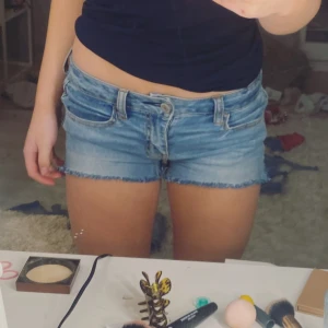 Lågmidjade jeanshorts  - Supersnygga stretchiga lågmidjade jeanshorts från American eagle💞 Midja rakt över: ca 34 cm +stretch💞