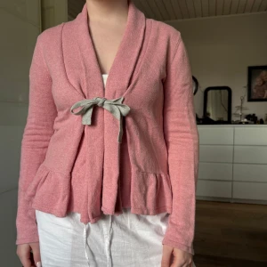 Odd molly- kofta - Säljer en söt rosa kofta från Odd Molly med ljusgrått band, koftan är i fint skick och i princip aldrig använd💕storleken motsvarar ungefär S/M