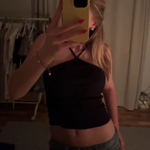 söt sommartopp  - Säljer en jättefin svart topp från bik bok som inte säljs längre. Inga defekter, kontakta för fler bilder!