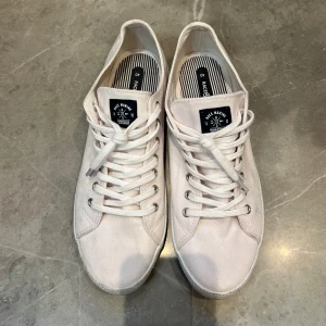 Vita sneakers från Race Marine - Sparsamt använda sneakers i fint skick! De är väldigt sköna men kommer tyvärr inte till användning. Sulan är lite skavd på undersidan av vänster sko (se bild 4) och de är en aning smutsiga vid tårna (se bild 1 & 2) men annars superfint skick!!🥰🙌
