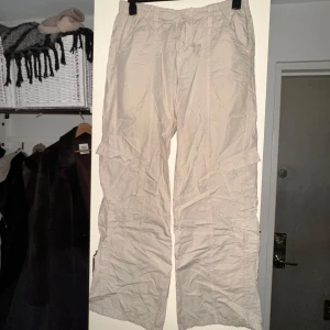 Beige cargobyxor från BDG - Säljer ett par beige cargobyxor från BDG. Byxorna har en loose passform, låg/medium midja med flera praktiska fickor och elastisk midja för extra komfort. Endast använda 2 gånger, nypris 1000 kr. Ett riktigt kap!