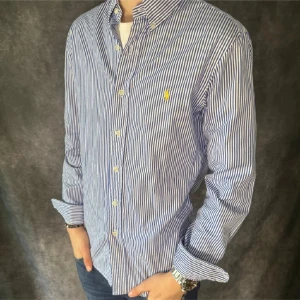 Ralph lauren skjorta - Snygg ralph lauren skjorta perfekt inför vår/sommarn. Bra skick inga fel på skjortan. Kom med prisförslag! 