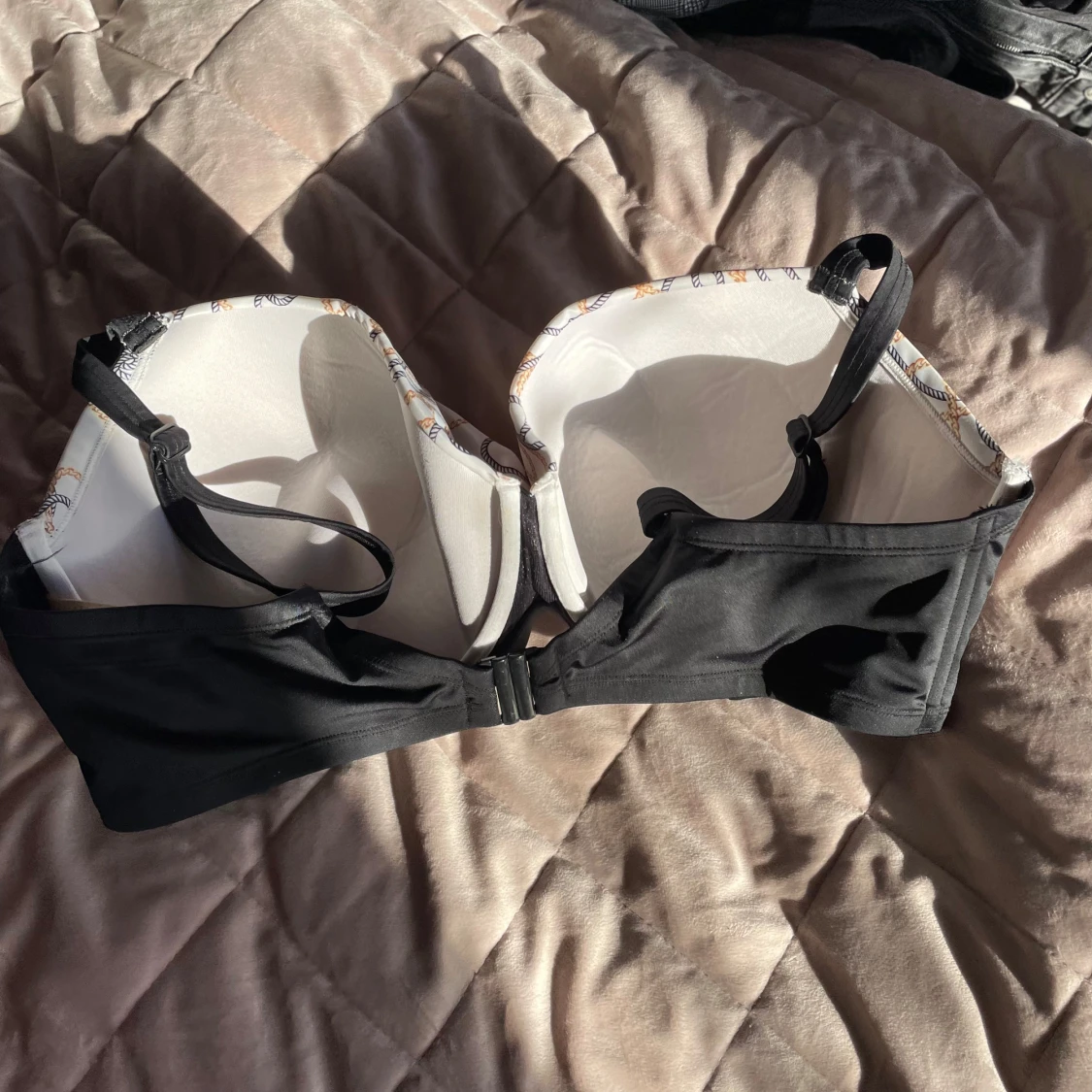 Mönstrad bikini topp med svarta detaljer - 1