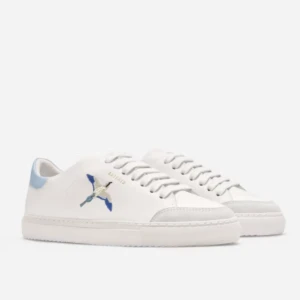 Axel Arigato skor  - Jättesnygga Axel Arigato skor i storlek 36 men passar även de som har 37, egna bilder skickas vid intresse. Dom är andvända men i fint skick. Nypris 2500 kr💕Pris kan diskuteras vid intresse