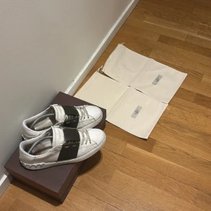 Valentino sneakers med svart detalj - Säljer nu mina Valentino opens pga för små, de är  i hyfsat bra skick men finns tecken på användning   Tex lite märken på tån av skon och sliten sula, De kommer me box och dust bags, vid funderingar tvecka inte på att höra av er 🙌!