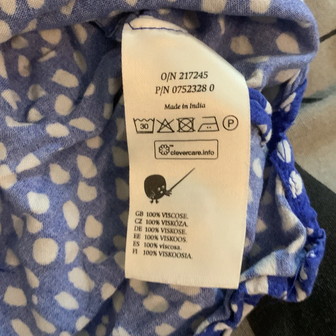 Blå prickig blus från Monki - 3