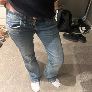 Blå jeans från LTB - Skitsnygga blåa LTB jeans modell Valerie💕💕storlek 27 30! En av mina favorit jeans som är så sköna och passar till nästan allt💕 Orginalpriset är 800kr! Kan också diskutera prisförslag!! 